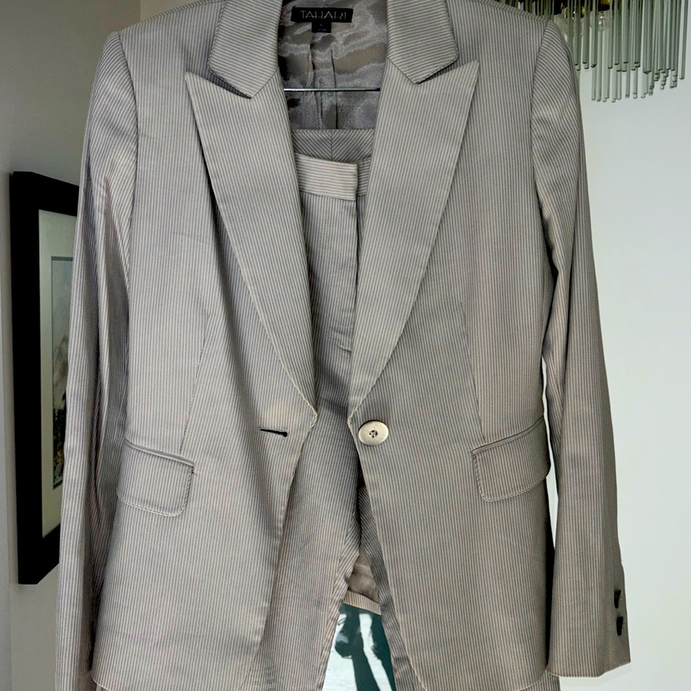 Tahari suit matching jacket and pants like new condition size 4